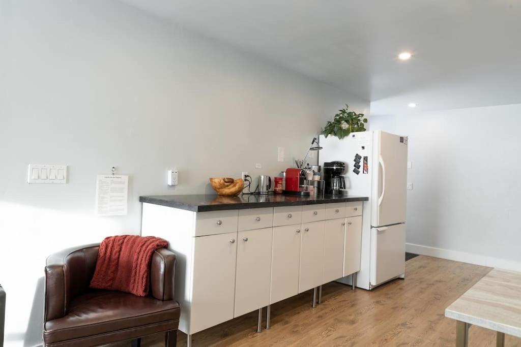 Modern Condo Steps From The Ocean Anchorage Exterior foto